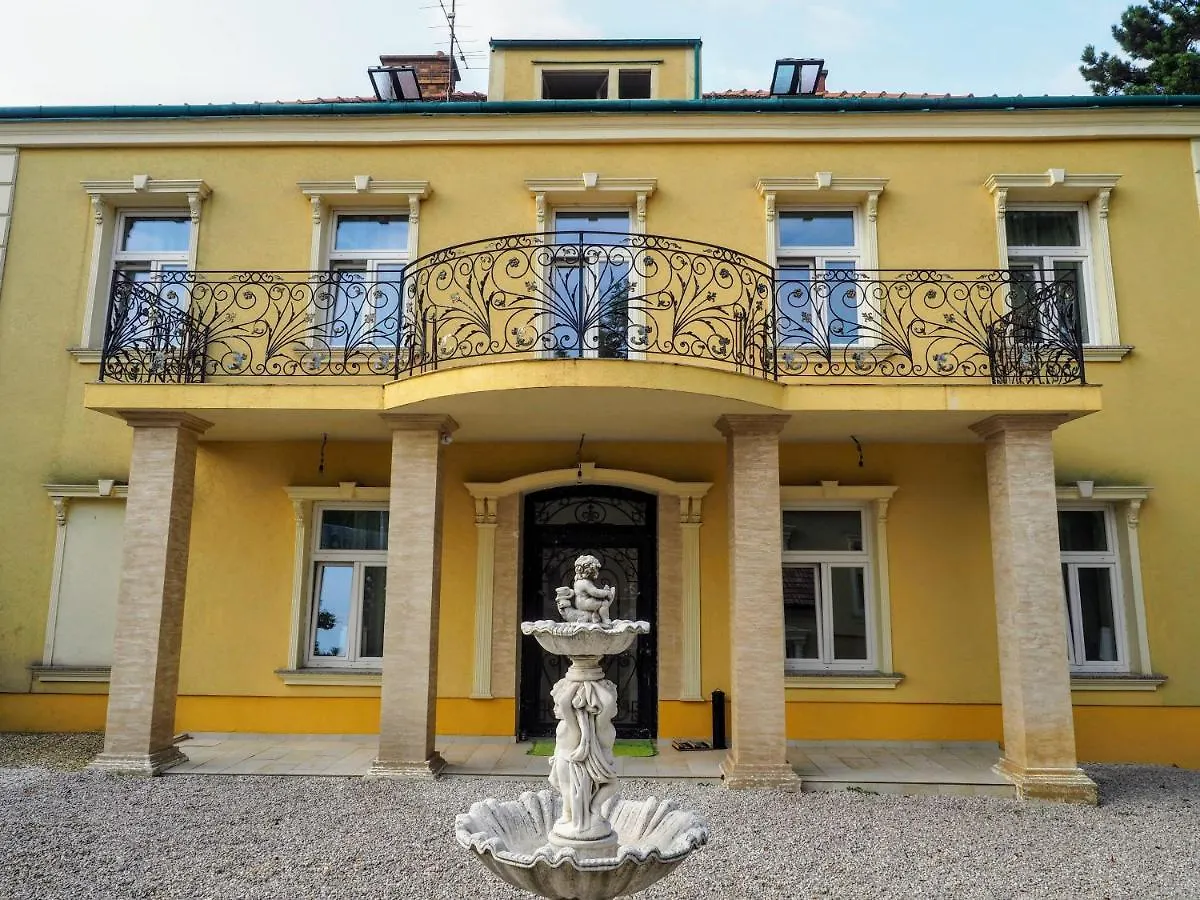 Private Lowerground Floor Apartment In Schonbrunn /W Free Parking Viena Austria
